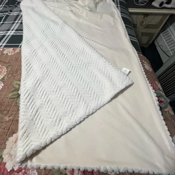 Bella Luxx Soft White Chevron Throw Blanket - Picture 3 of 10